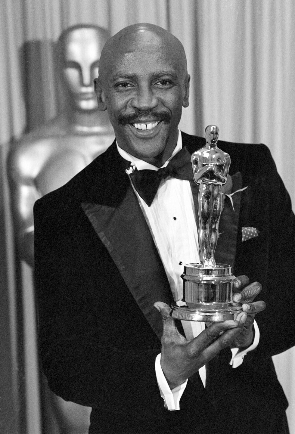 ARQUIVO - Louis Gossett Jr., posa com o Oscar de melhor ator coadjuvante por seu papel em "Um...